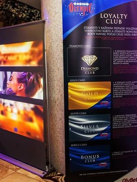 UPÚTAJTE NA VEĽTRHOCH, VÝSTAVACH ČI INÝCH AKCIÁCH. PRENÁJMITE SI AJ VY PROJEKČNÝ ROLLUP!